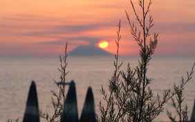 Bestauene den Sonnenuntergang hinterm Stromboli von der Terrasse
